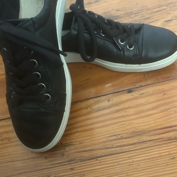 Ecco Black Soft leather Gortex Sneakers, Size 5, Rubber Soles. Worn 1/2 dz times - Picture 10 of 15